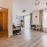 Modern Studio Near Old Town Apartment
