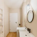 Modern Studio Near Old Town Apartment *