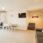 Modern Near Old Town شقة