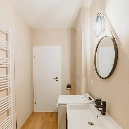 Modern Studio Near Old Town Apartment *