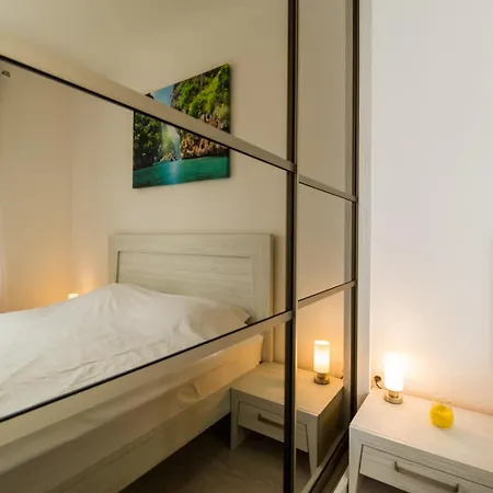 Modern Studio Near Old Town Apartment