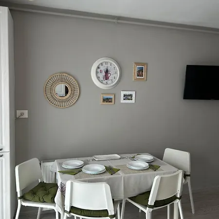 Apartment Modern Studio Near Old Town