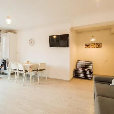 Modern Studio Near Old Town Apartment